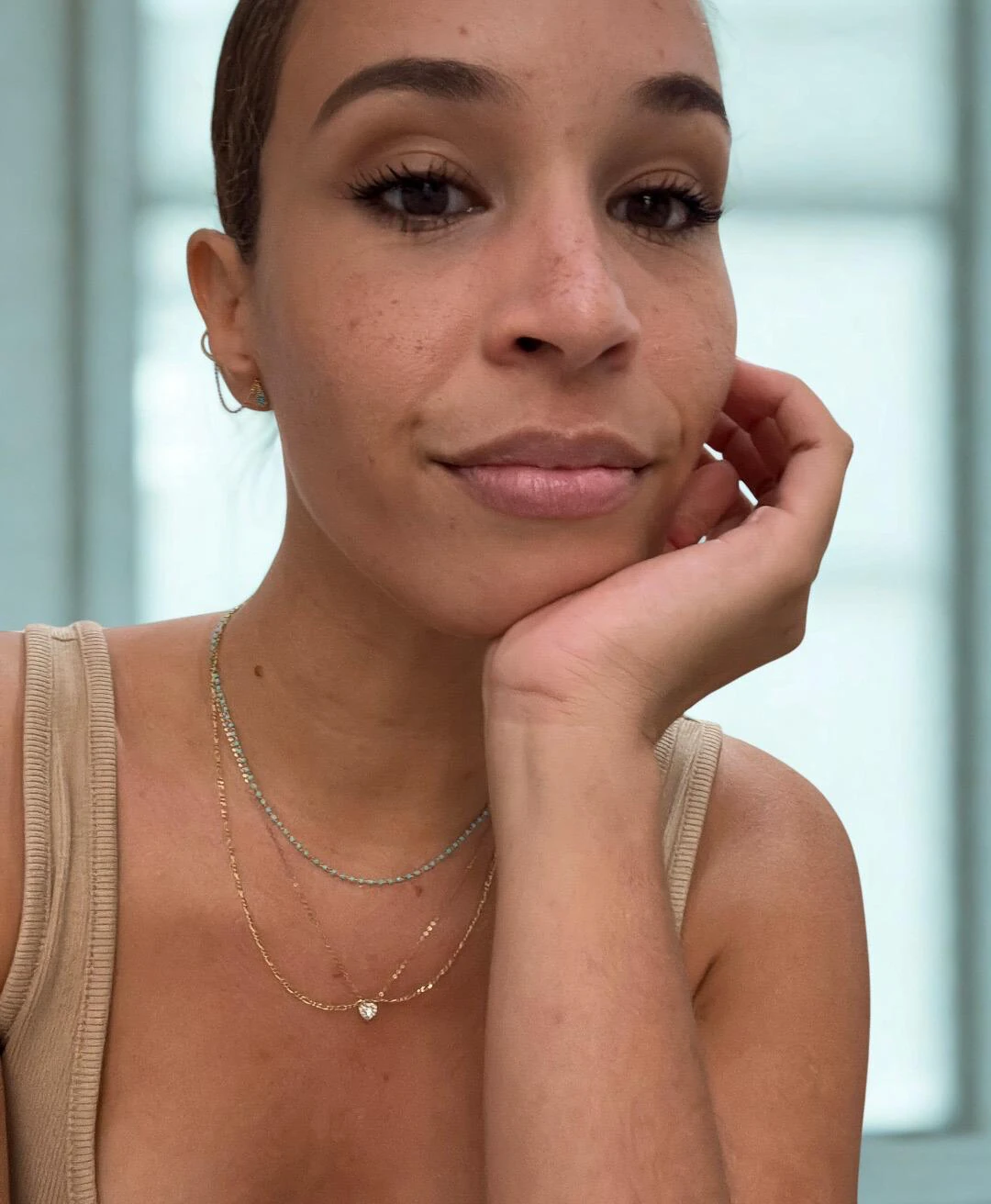 Elodie Sabin, le menton posé sur la main