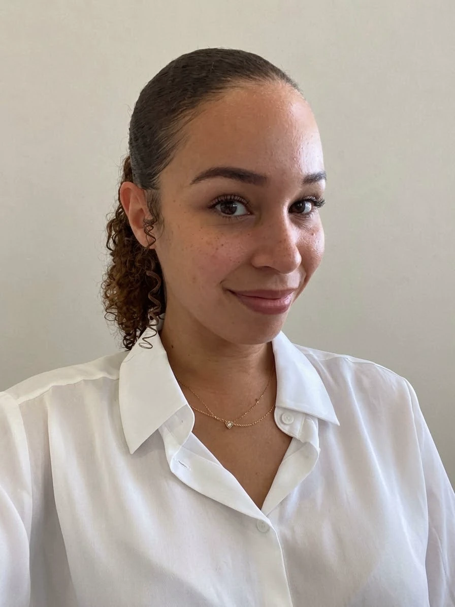 Elodie Sabin, chemise blanche, cheveux attachés