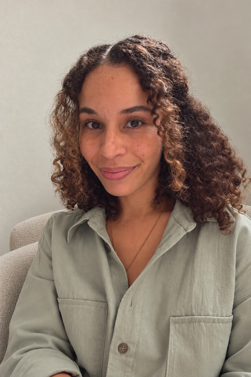 Elodie Sabin, chemise sauge, cheveux bouclés